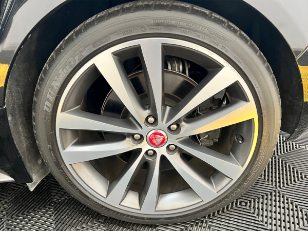 JAGUAR XE 2.0 SPORT 300 AUTO 4WD 2019 - Image 15