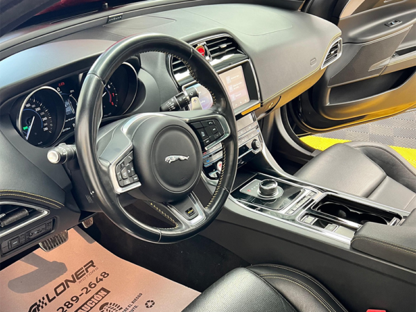 JAGUAR XE 2.0 SPORT 300 AUTO 4WD 2019 - Image 18