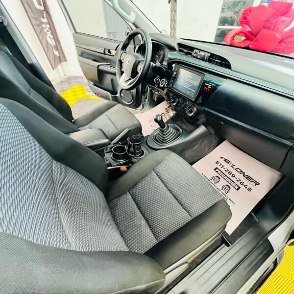 TOYOTA HILUX SR 2023 - Image 11