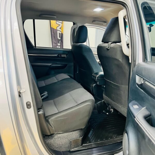 TOYOTA HILUX SR 2023 - Image 13