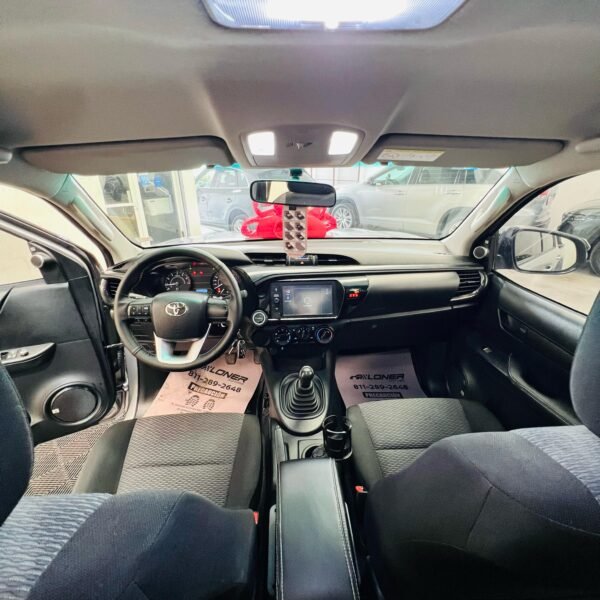 TOYOTA HILUX SR 2023 - Image 16