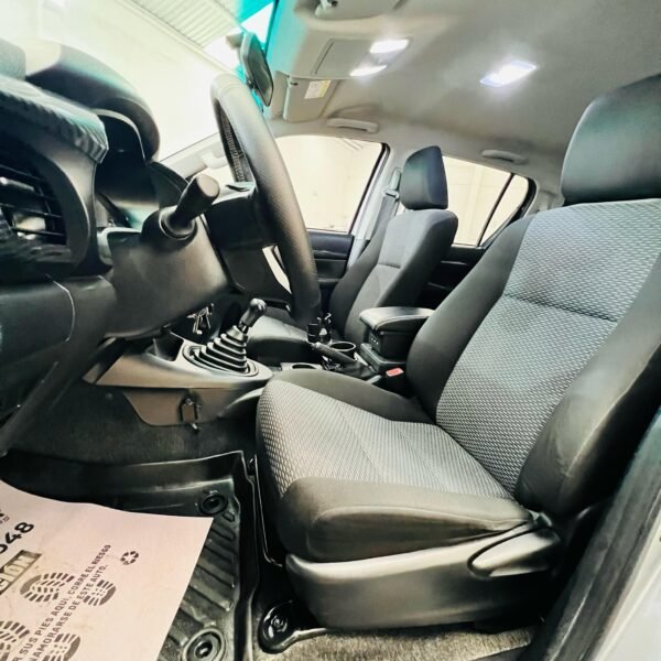 TOYOTA HILUX SR 2023 - Image 19