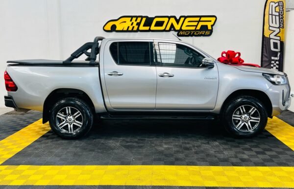 TOYOTA HILUX SR 2023 - Image 3