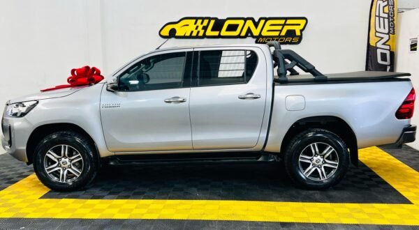 TOYOTA HILUX SR 2023 - Image 6