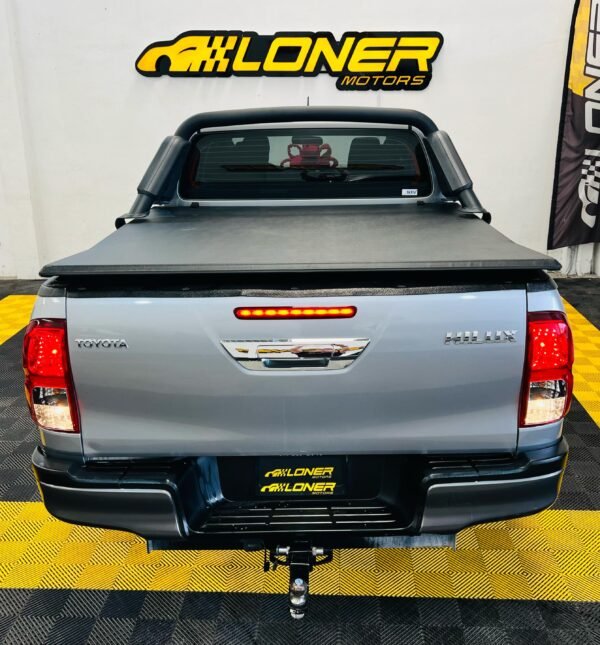 TOYOTA HILUX SR 2023 - Image 8