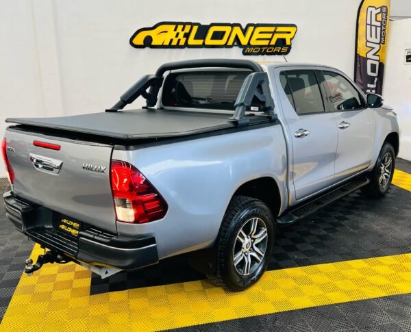 TOYOTA HILUX SR 2023 - Image 9